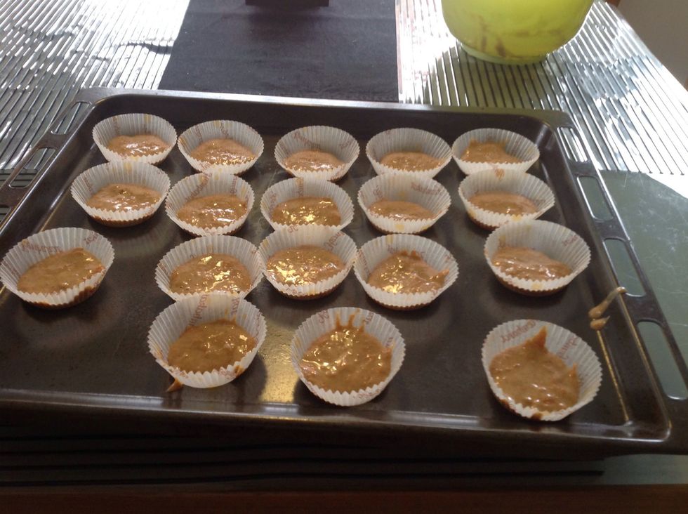 H\u00e4ll upp smeten i formarna smeten ska vara upp till halva formen Pour up the batter in the paper tins