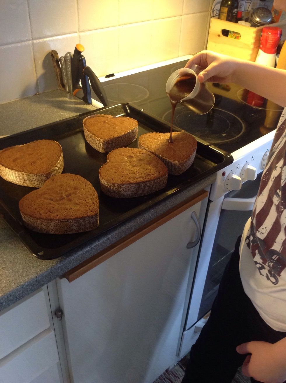 H\u00e4ll ut glasyren p\u00e5 kakan och smeta ut det, Put on the icing on the cookie and smear it out