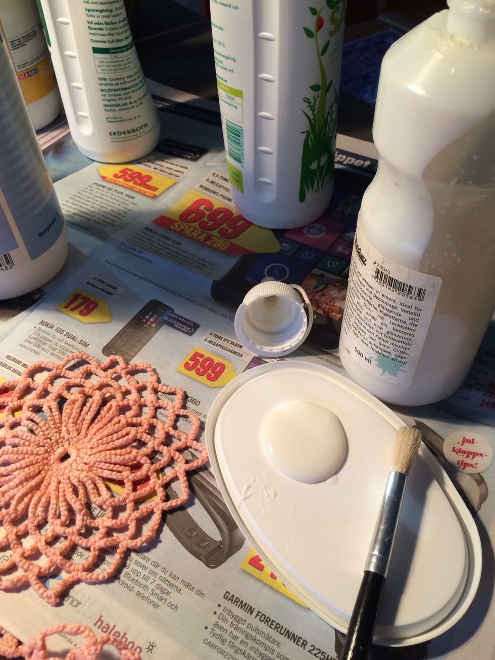 H\u00e4ll ut lim/lack p\u00e5 ett plastlock.