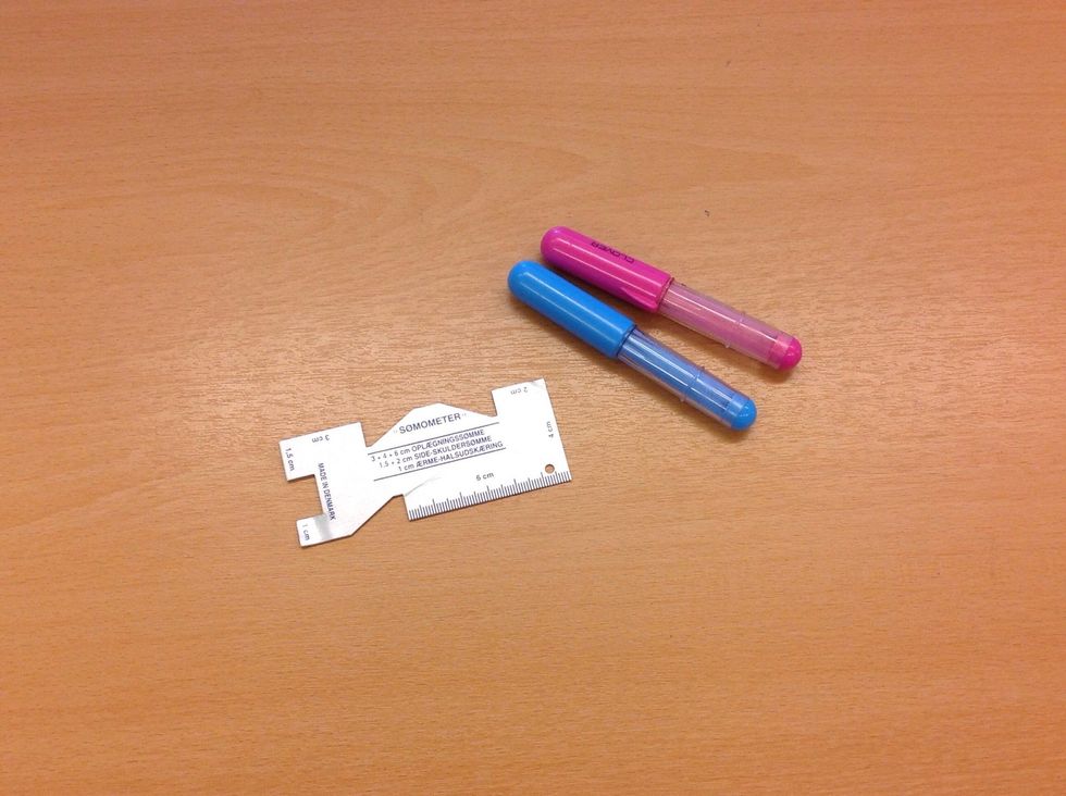 H\u00e4mta en m\u00e5ttsticka och en fleecekrita.