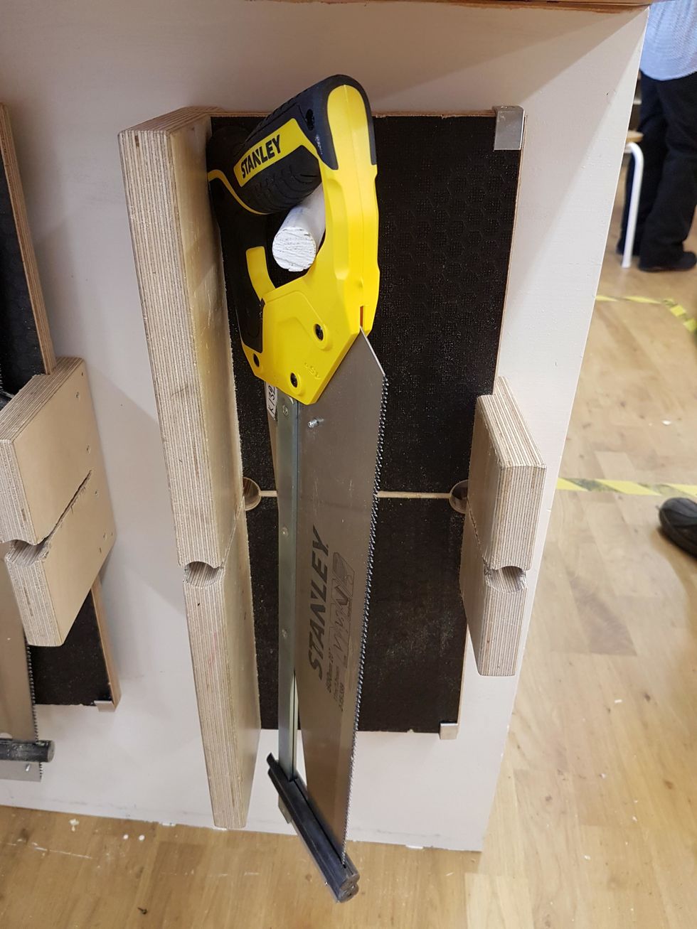 H\u00e4mta en s\u00e5gl\u00e5da. H\u00e4nger p\u00e5 v\u00e4ggen vid "snickar\u00f6n"