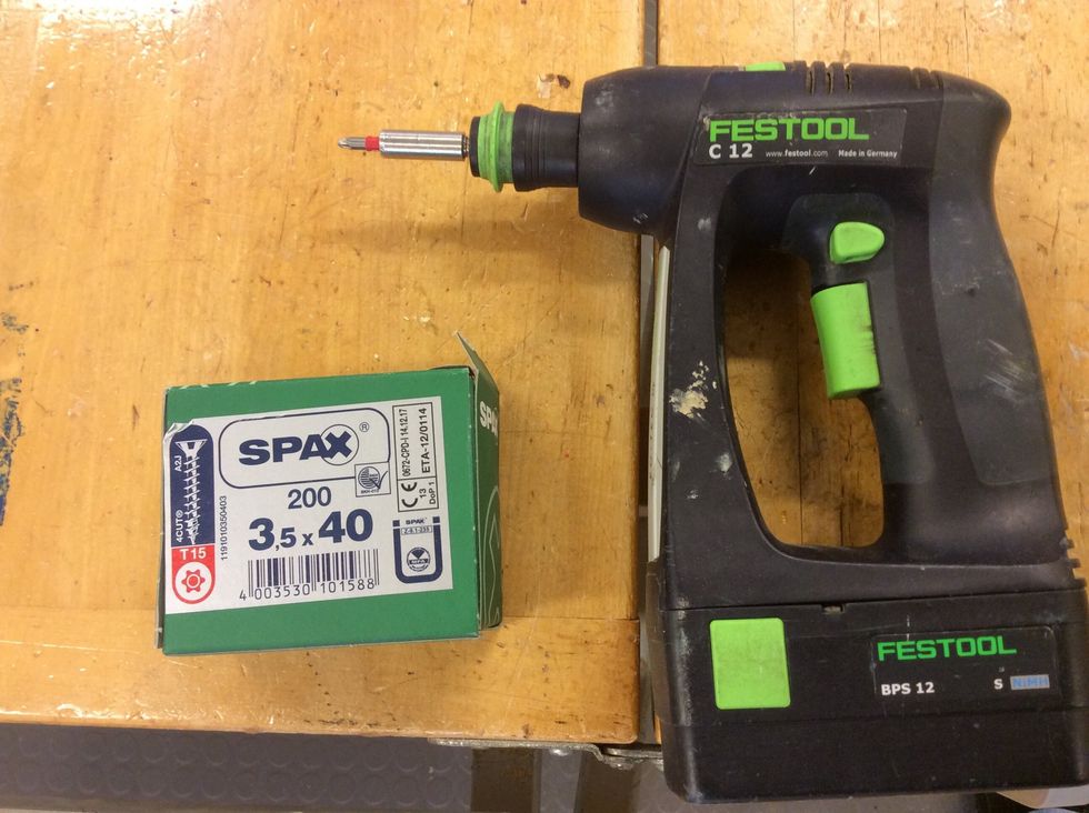 H\u00e4mta en skruvdragare och l\u00e4mpliga skruvar. Se till att du har r\u00e4tt bits i skruvdragaren.