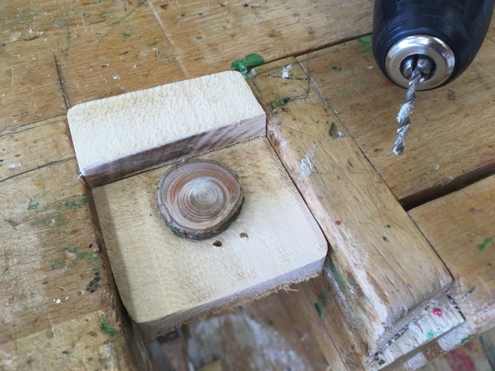 H\u00e4mta ett borrunderlag, batteriborrmaskin och ett tunt borr.