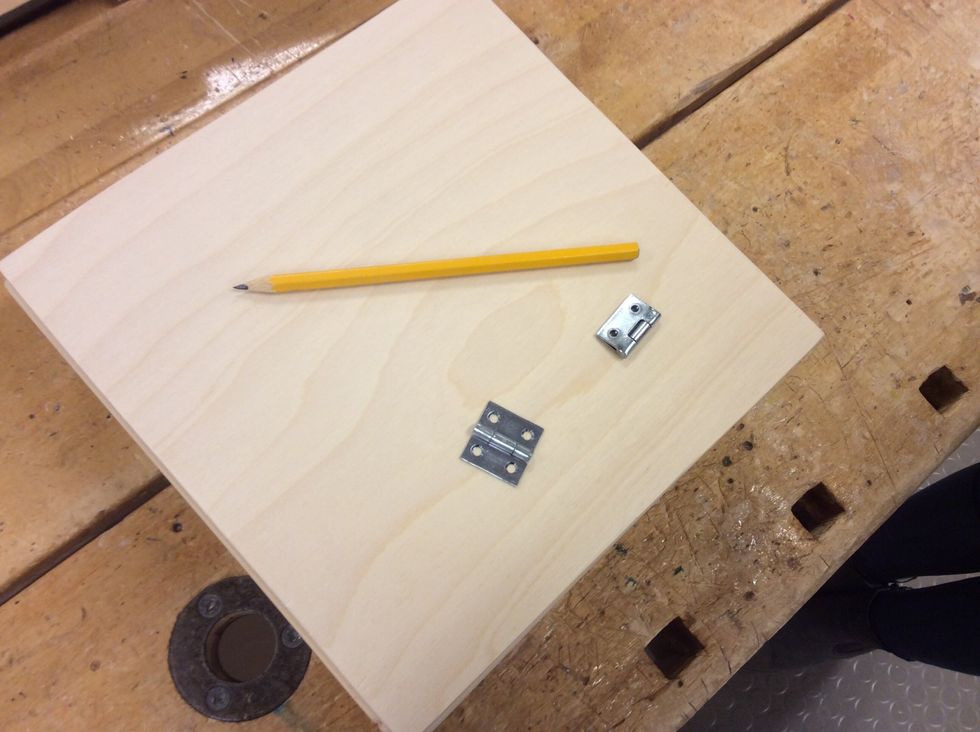 H\u00e4mta g\u00e5ngj\u00e4rnen du ska montera. Du beh\u00f6ver en nyv\u00e4ssad penna ocks\u00e5.