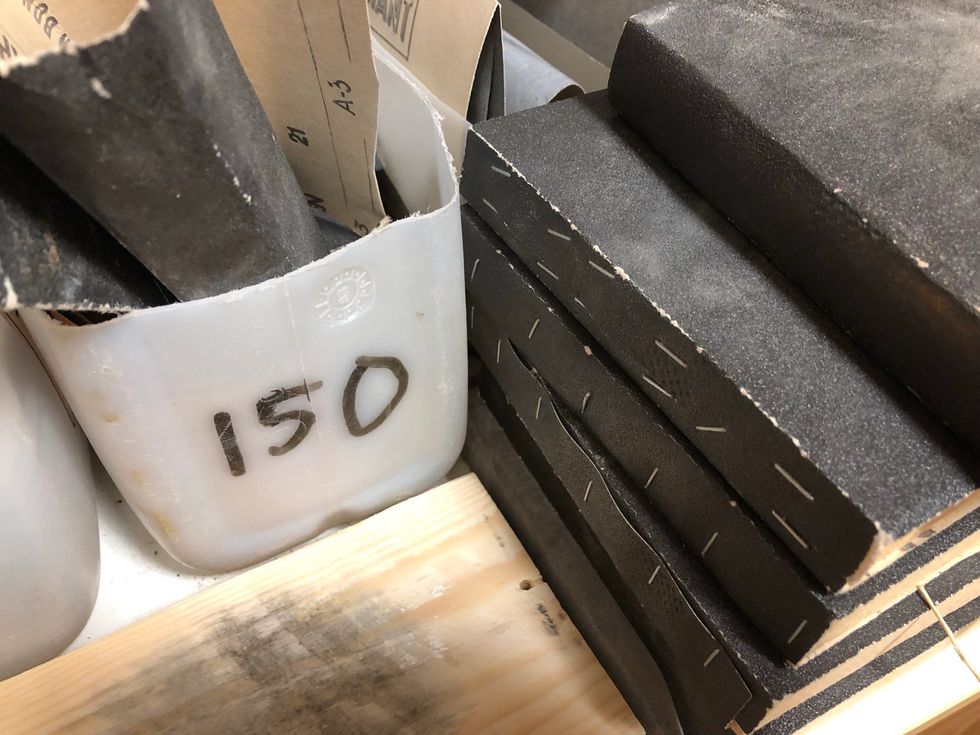 H\u00e4mta slippapper, 120-150 \u00e4r ok att slipa med. Kloss eller slipplatta spelar ingen roll