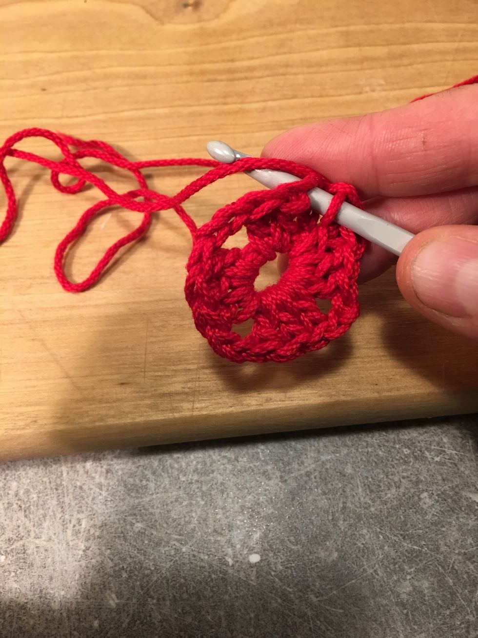 H\u00e4mta tr\u00e5den och dra den igenom b\u00e5da \u00f6glorna = en smygmaska