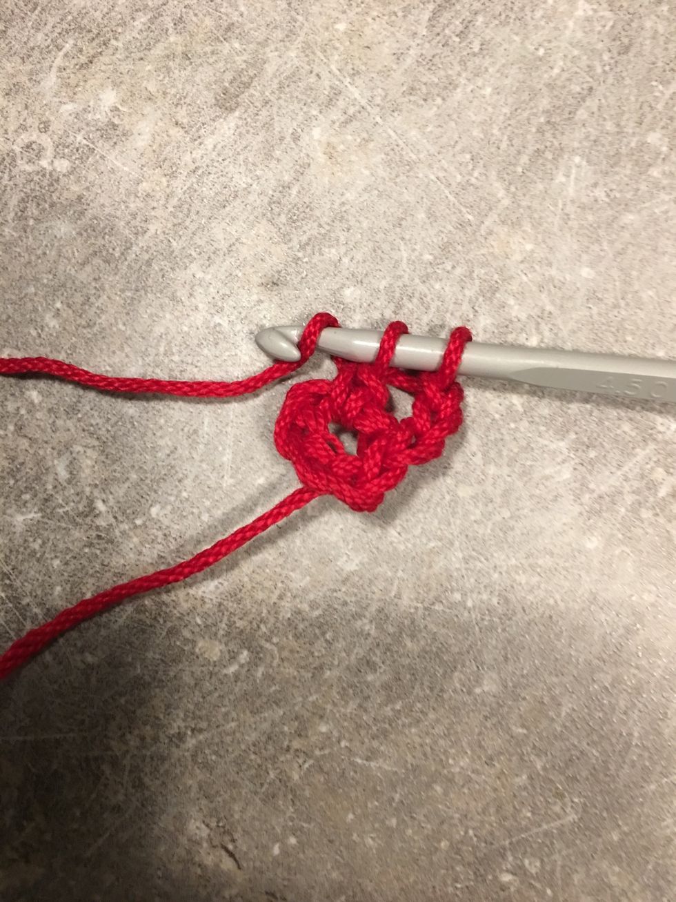 H\u00e4mta tr\u00e5den och dra den igenom de tv\u00e5 \u00f6glorna.