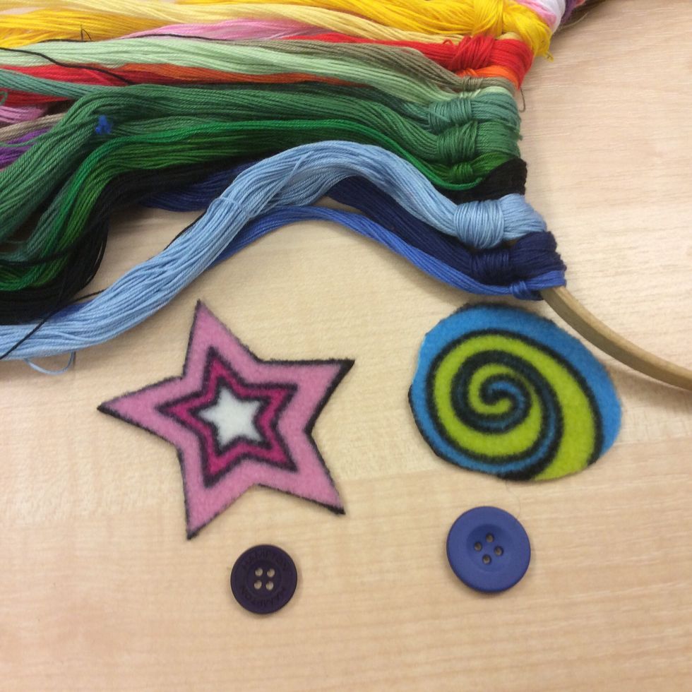 H\u00e4r blev det en oval och en stj\u00e4rna. V\u00e4lj f\u00e4rg p\u00e5 broderigarnet som du ska sy fast \u00f6gonen med.