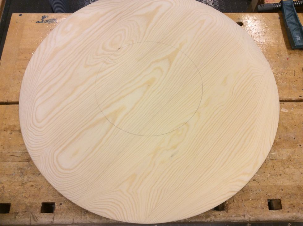 H\u00e4r har jag gjort en en mindre cirkel.  I den ska jag g\u00f6ra mitt motiv som jag senare kommer till. M\u00e5ttet p\u00e5 cirkeln \u00e4r 20cm i diameter.