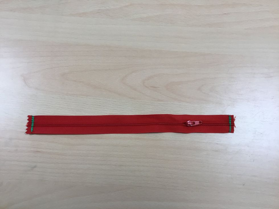 H\u00e4r kan du se hur det ser ut i ena kanten p\u00e5 dragkedjan. Du ska g\u00f6ra likadant i andra sidan. (Jag har gjort det men du kan inte se den \u00e4ndan.)
