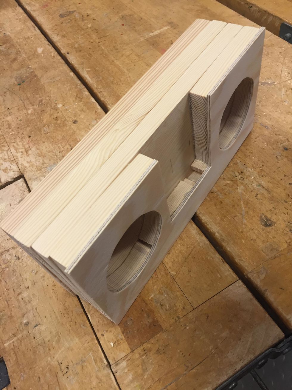 H\u00e4r ser du att de 2 l\u00e4ngst bak bara var f\u00f6r att g\u00f6ra den stabil, sen kom 2 med h\u00e5l och en av dem med tunnlar sedan en tunn som skydd.