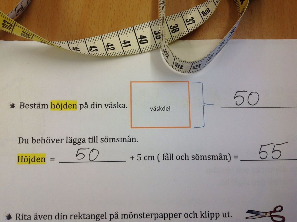 H\u00e4r ska v\u00e4skan bli 50 cm h\u00f6g. Du beh\u00f6ver l\u00e4gga till 5 cm som ska bli ovankanten med \u00f6ljetter (h\u00e5l till snodden).