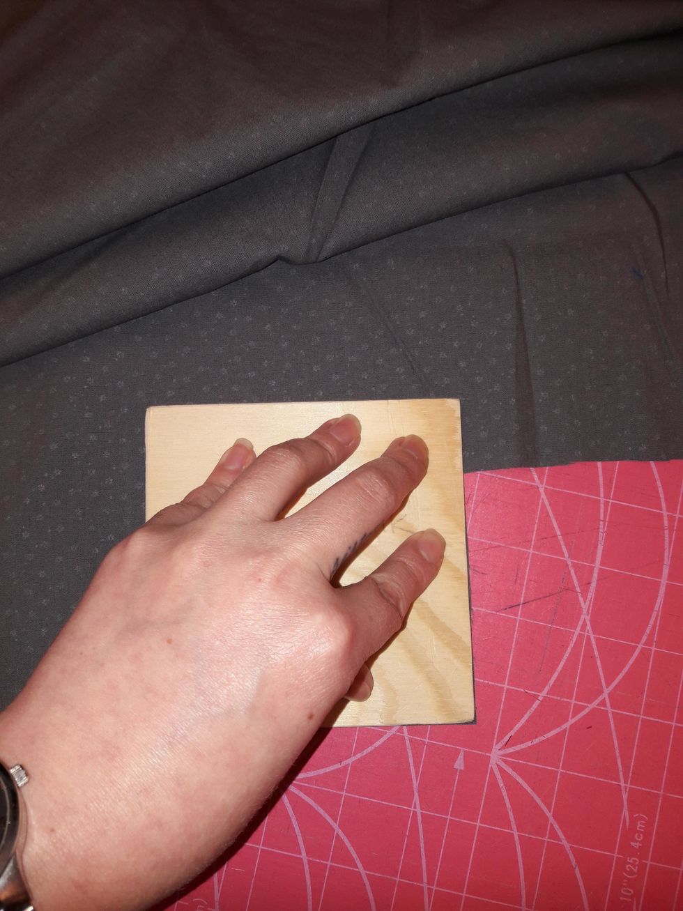 H\u00e5ll alla fingrar innanf\u00f6r mallen n\u00e4r du sk\u00e4r s\u00e5 att du f\u00e5r beh\u00e5lla dina fingertoppar!