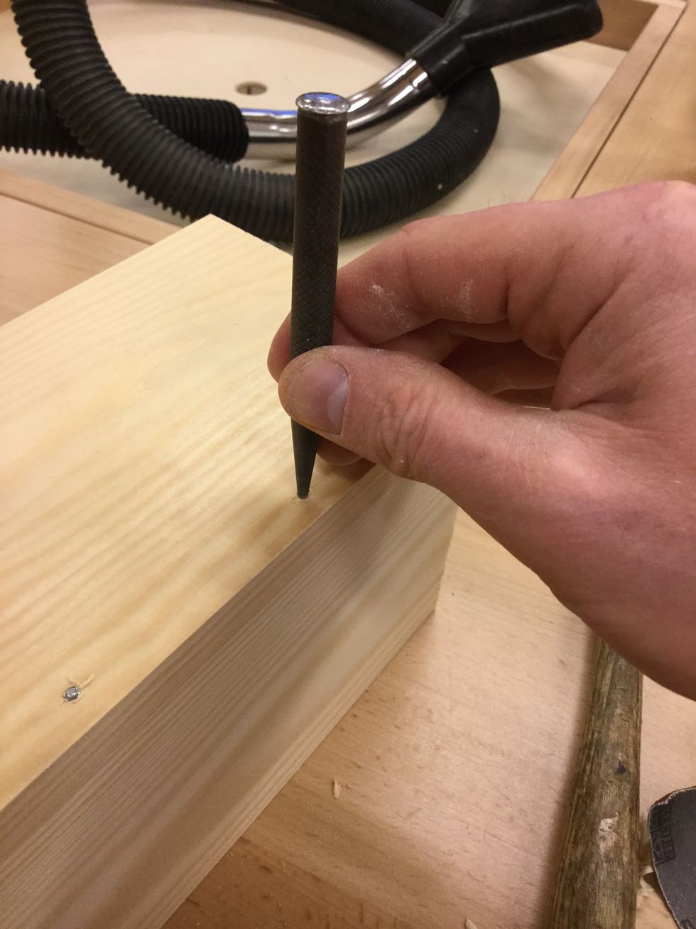 H\u00e5ll den rakt och tryck lite samtidigt som du sl\u00e5r ett slag i taget.