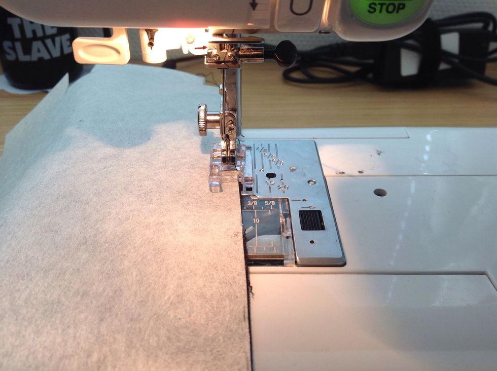 H\u00e5ll dig s\u00e5 l\u00e5ngt ut i kanten som m\u00f6jligt!