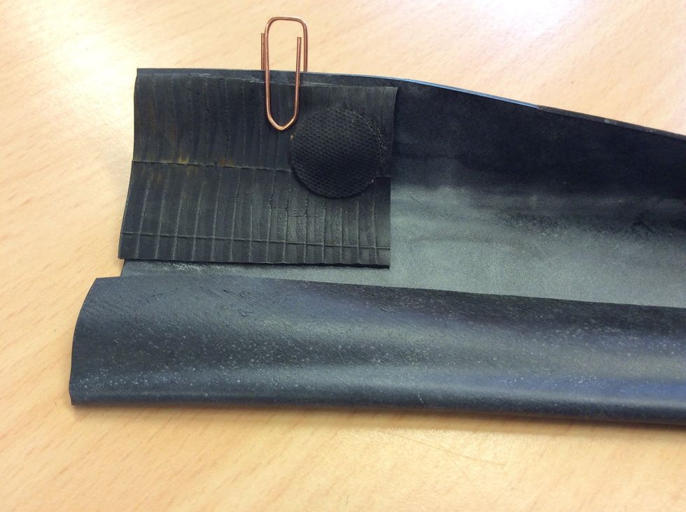 H\u00e5ll fast delarna med gem.