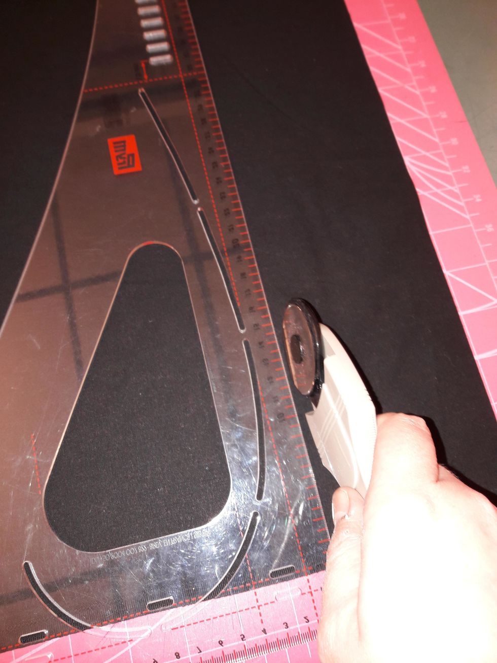 H\u00e5ll fast linjalen ordentligt s\u00e5 att den inte glider n\u00e4r du sk\u00e4r med rullkniven.