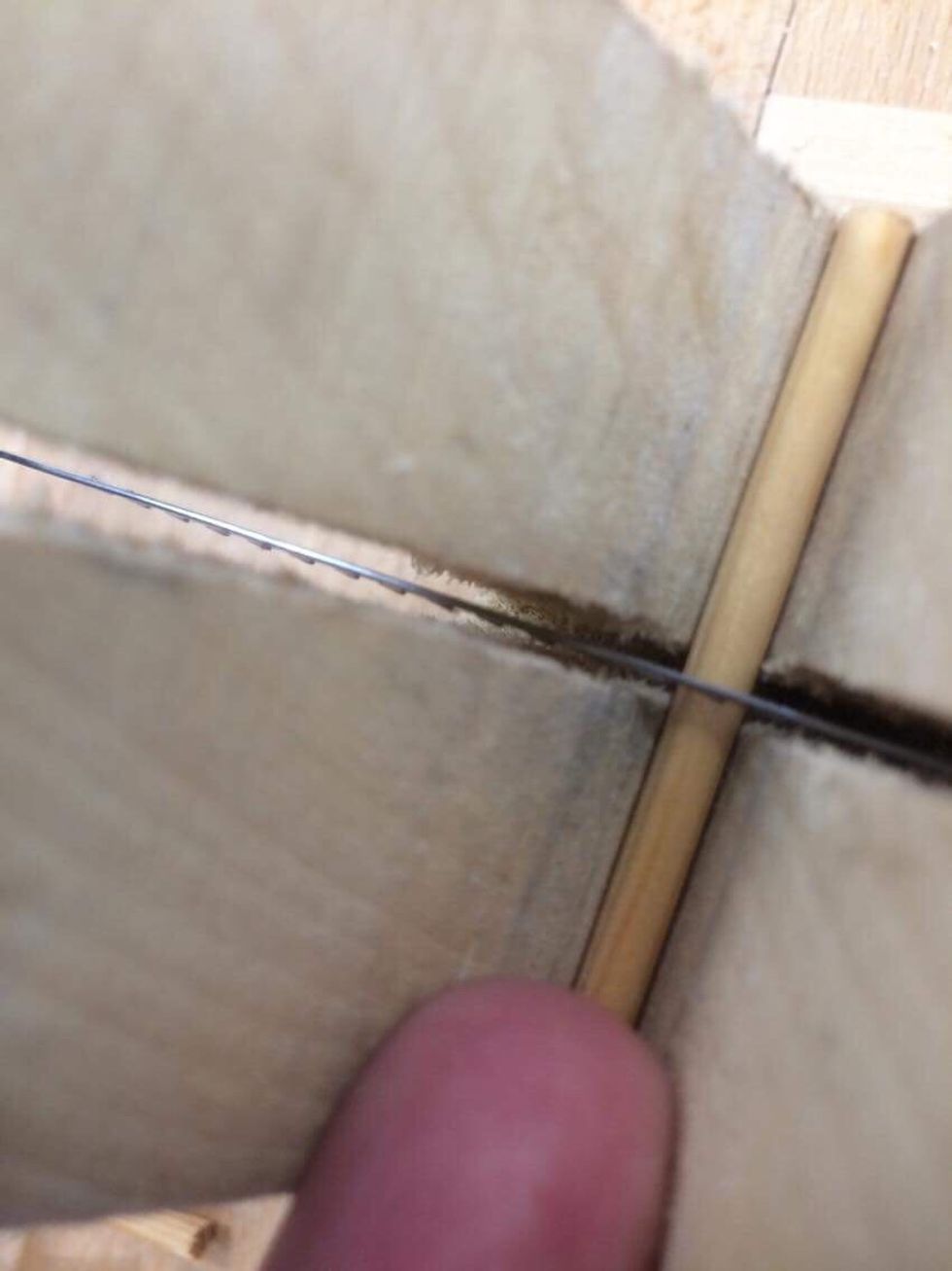 H\u00e5ll fast rundstaven och s\u00e5ga