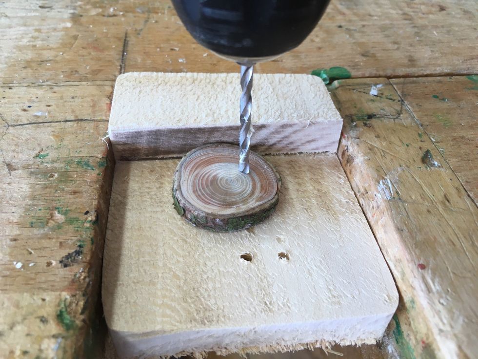 H\u00e5ll i knappen samtidigt som du borrar f\u00f6rsiktigt. Om du vill provborra i en bit innan.