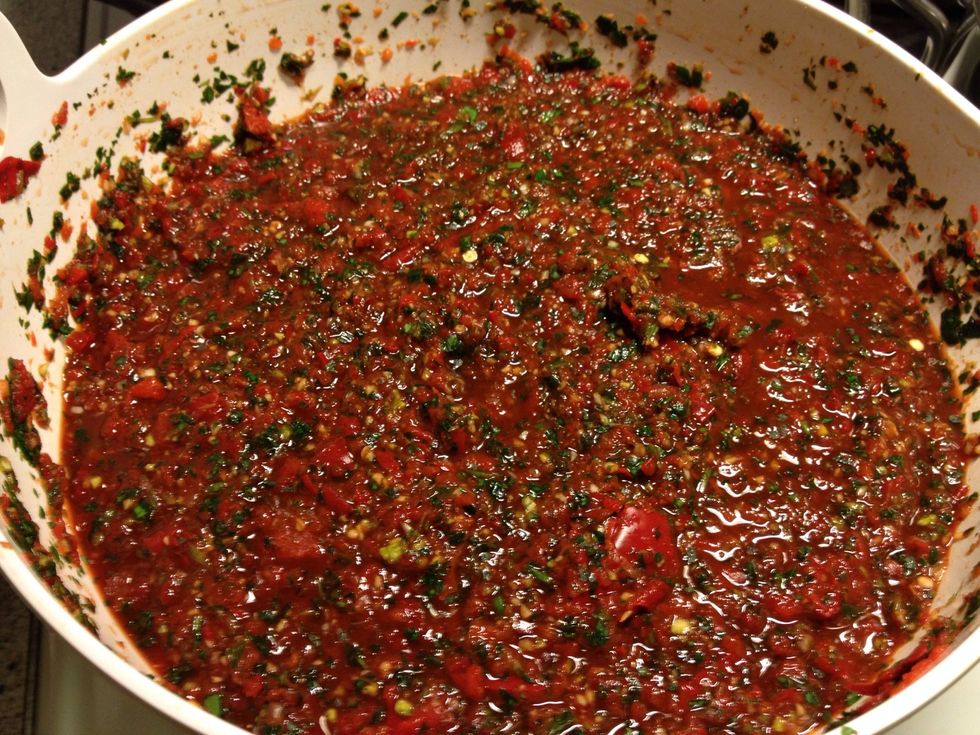 H\u00e6ld massen p\u00e5 renvaskede og skoldede syltet\u00f8jsglas. Anvendes p\u00e5 br\u00f8d m sm\u00f8r, som spread. Som tils\u00e6tning i gryderetter. I b\u00f8nnesalater, som dip til fisk, k\u00f8d. Som ketchup ovenp\u00e5 kartoffel mad osv.