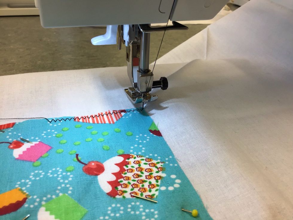 ... h\u00f6j pressarfoten och vrid tyget, s\u00e4nk pressarfoten.