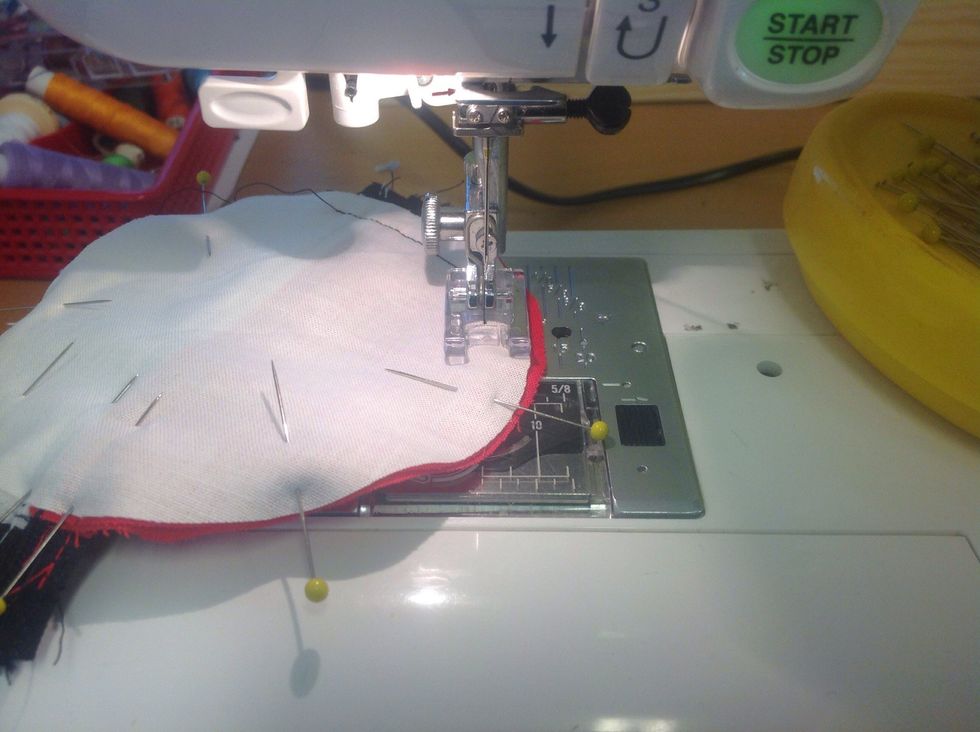 Ha kanten p\u00e5 pressarfoten l\u00e4ngs med kanten p\u00e5 tyget, f\u00f6lj den vita cirkeln som ligger \u00f6verst.