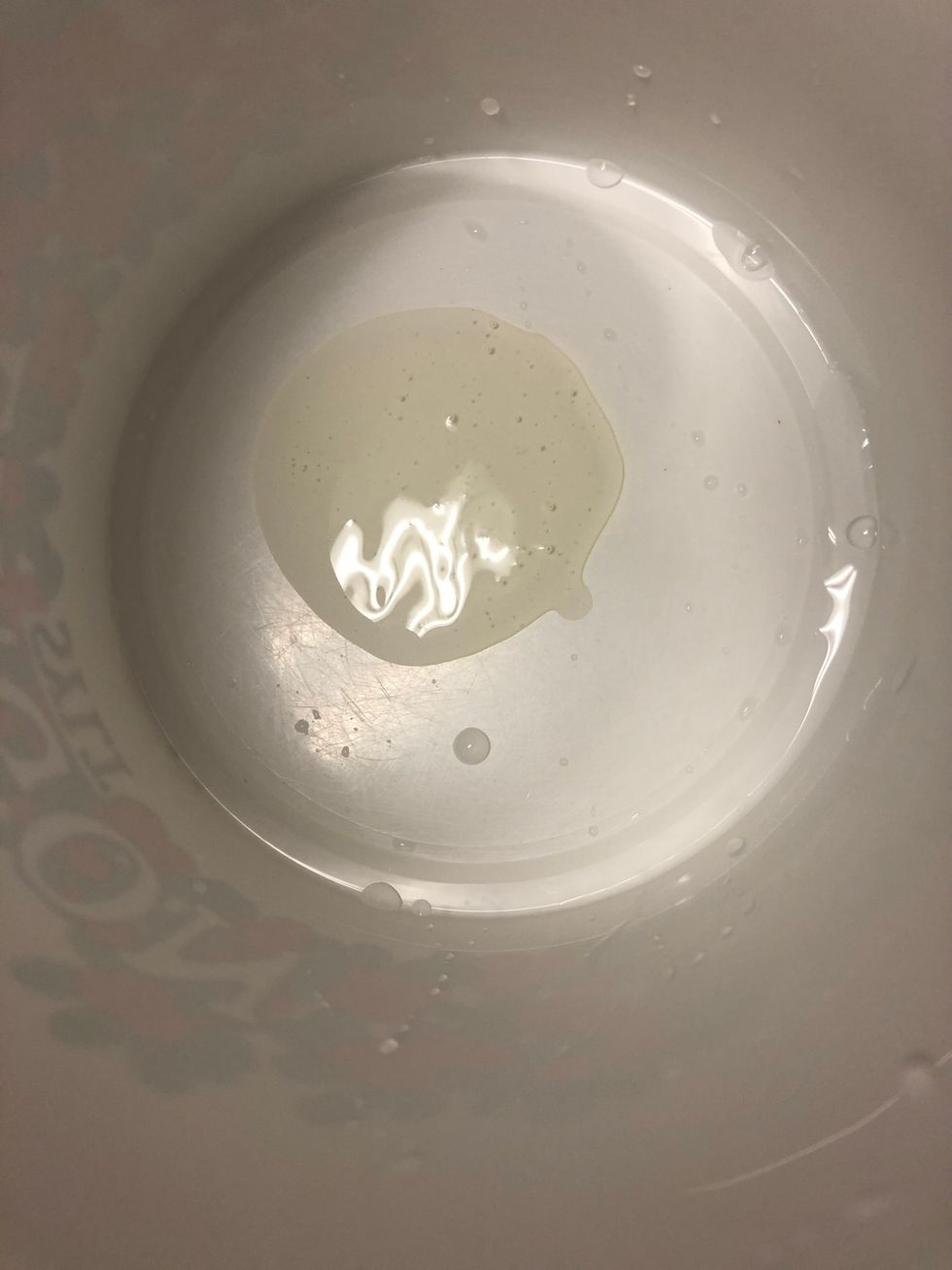 Ha lite diskmedel i botten p\u00e5 en liten hink