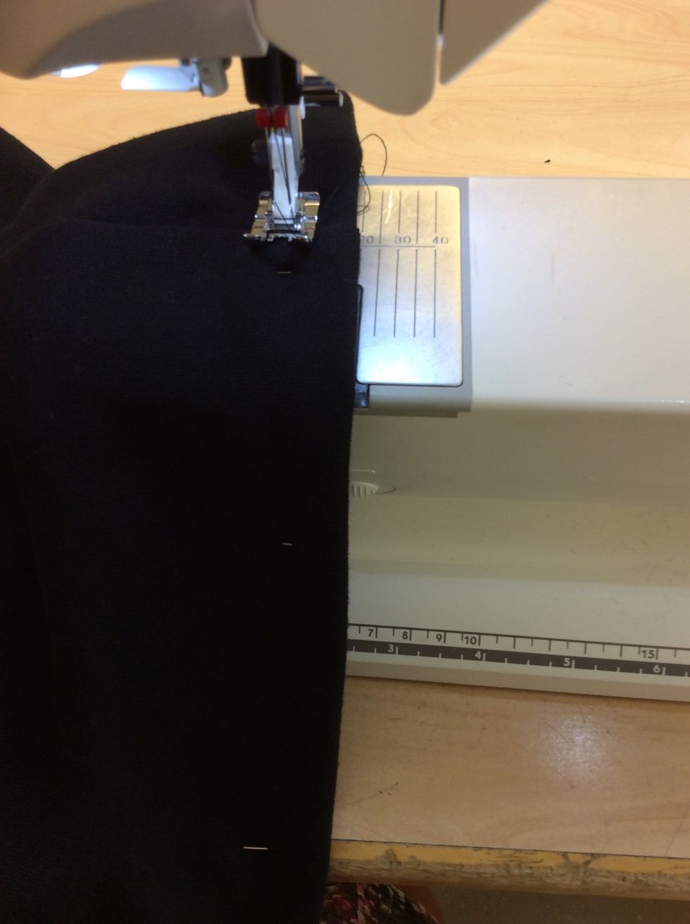 Ha nu tr\u00f6jan med r\u00e4tsidan ut\u00e5t. Tr\u00e4 in nederdelen p\u00e5 tr\u00f6jan \u00f6ver symaskinsarmen och sy fr\u00e5n r\u00e4tsidan med RAKS\u00d6M 2 cm fr\u00e5n kanten. ( 2 cm f\u00e5ll)