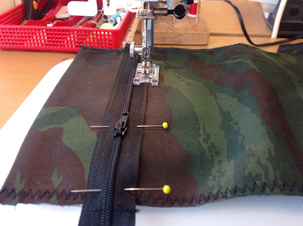 Ha pressarfoten kloss mot sj\u00e4lva dragkedjan i mitten.