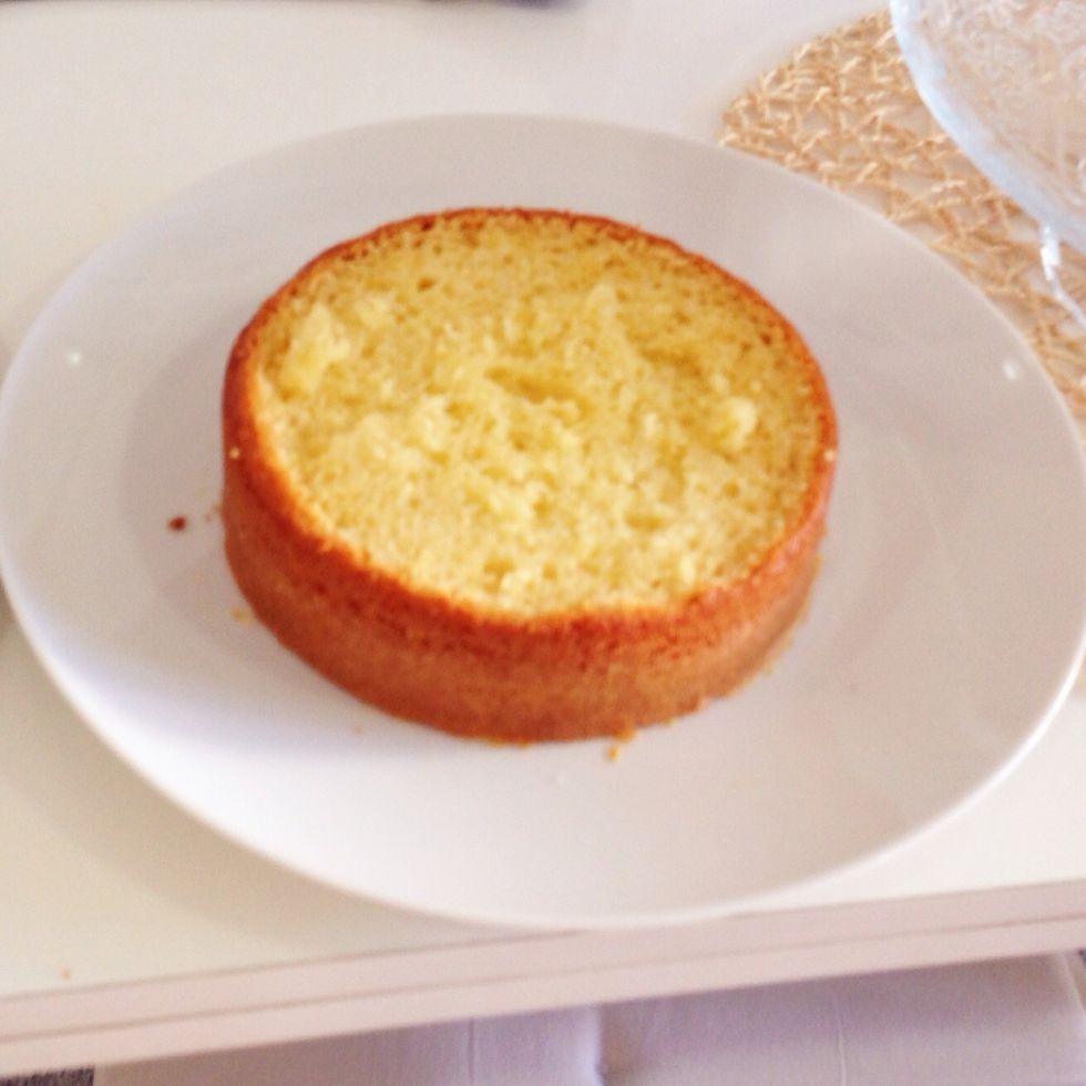 Hacer dos bizcochos en moldes de 15 cm, cortar la parte que sube m\u00e1s del bizcocho.