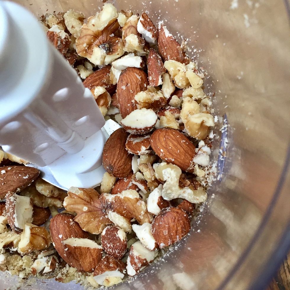 Hacher grossi\u00e8rement les ol\u00e9agineux (noix). Nous avons utilis\u00e9 des noix et des amandes, mais vous pouvez utiliser des noisettes, des noix de p\u00e9can, de macadamia, des arachides, etc.