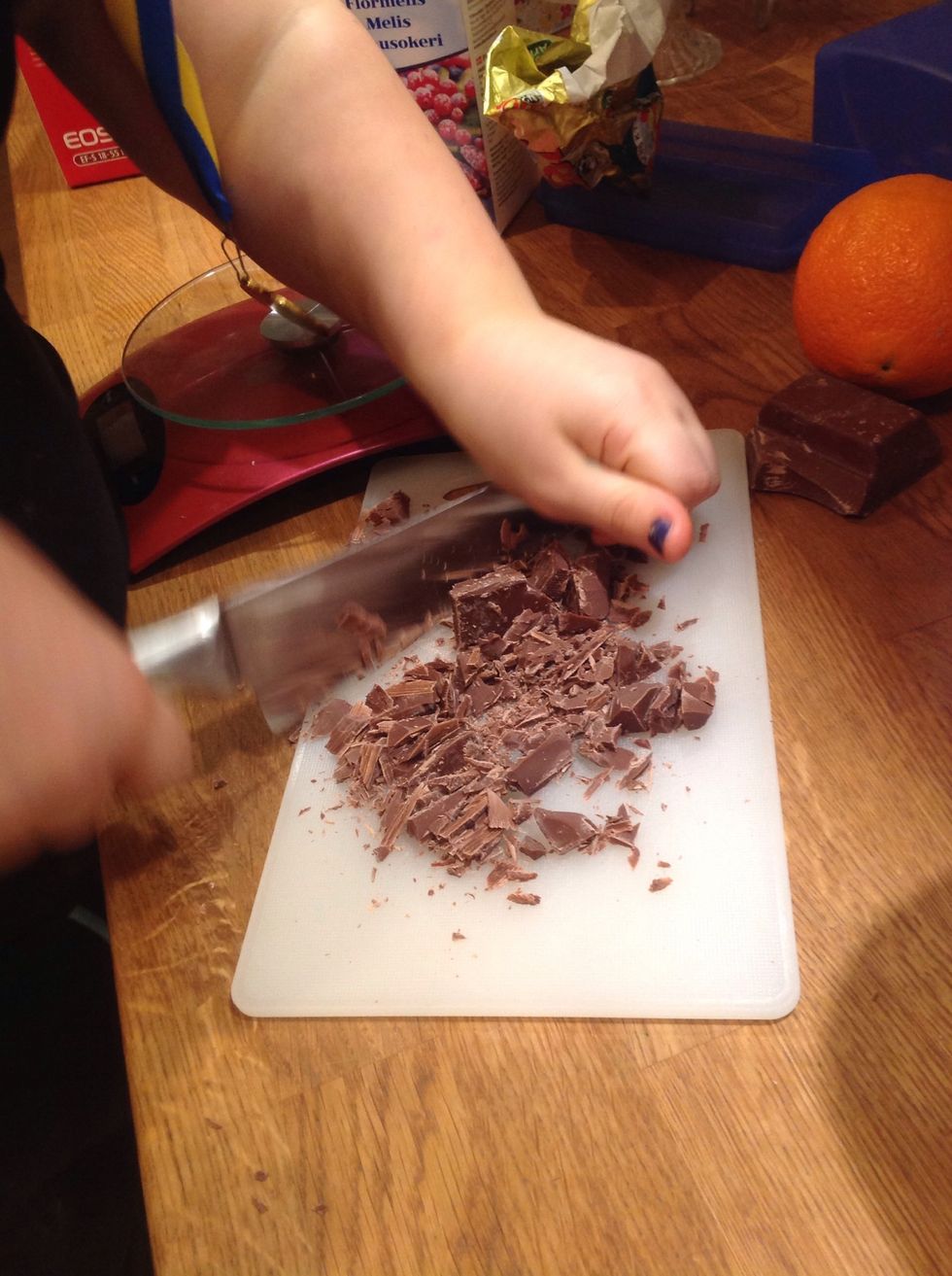 Hacka chokladen Pick the chocolate.