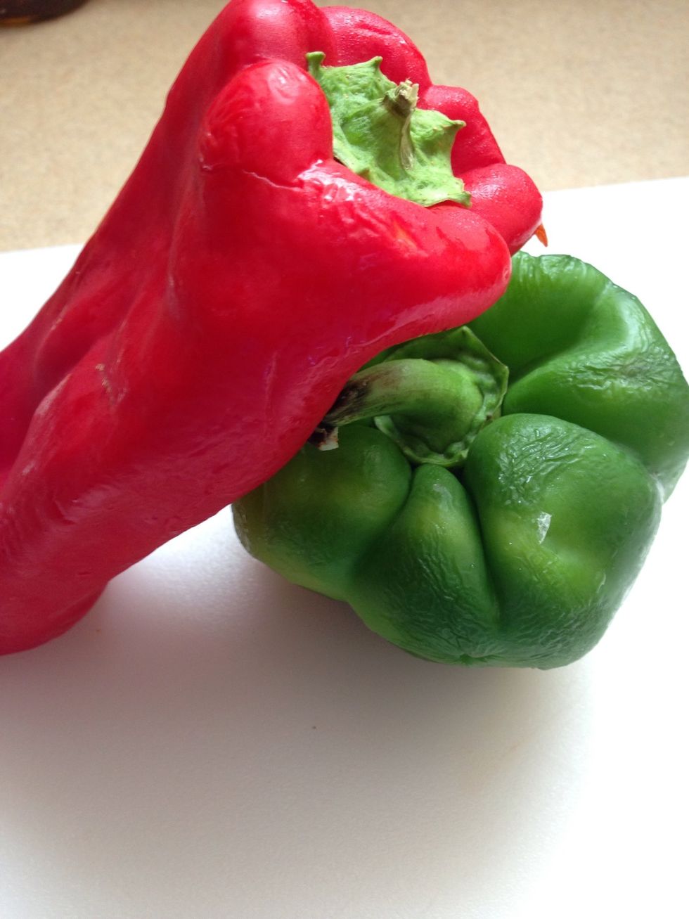 Half green and red pepper (seeded)