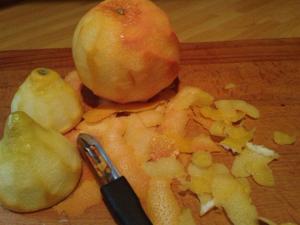 Halve the lemon and the grapefruit.