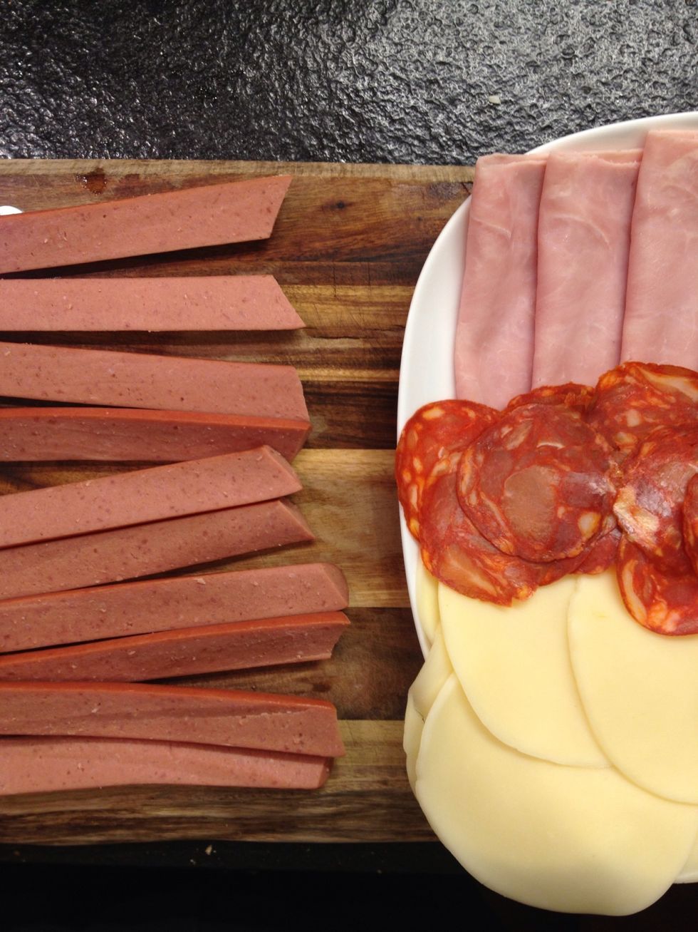 Ham, chorizo, cheese and links. In Portugal they use sausage, lingui\u00e7a ( it's like Chinese sausage ) and sometimes salame.
