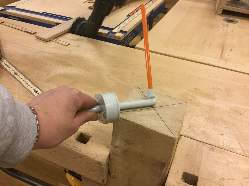 Handtag & Br\u00e4nnbollstr\u00e4 \u2022 m\u00e4t med ett pennstryckm\u00e5tt fr\u00e5n mitten till ett h\u00f6rn. Anv\u00e4nd det m\u00e5ttet till sidorna - n\u00e4sta bild.