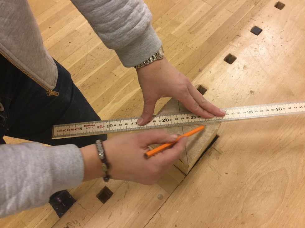 Handtag & Br\u00e4nnbollstr\u00e4 \u2022dra 2 streck diagonalt i b\u00e5da \u00e4ndarna.