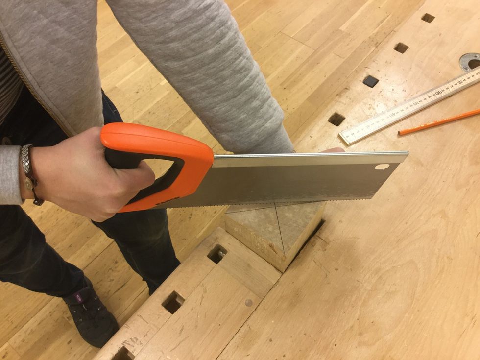 Handtag & Br\u00e4nnbollstr\u00e4 \u2022S\u00e5ga ner 3mm i krysset i ena \u00e4ndan med en ryggs\u00e5g.