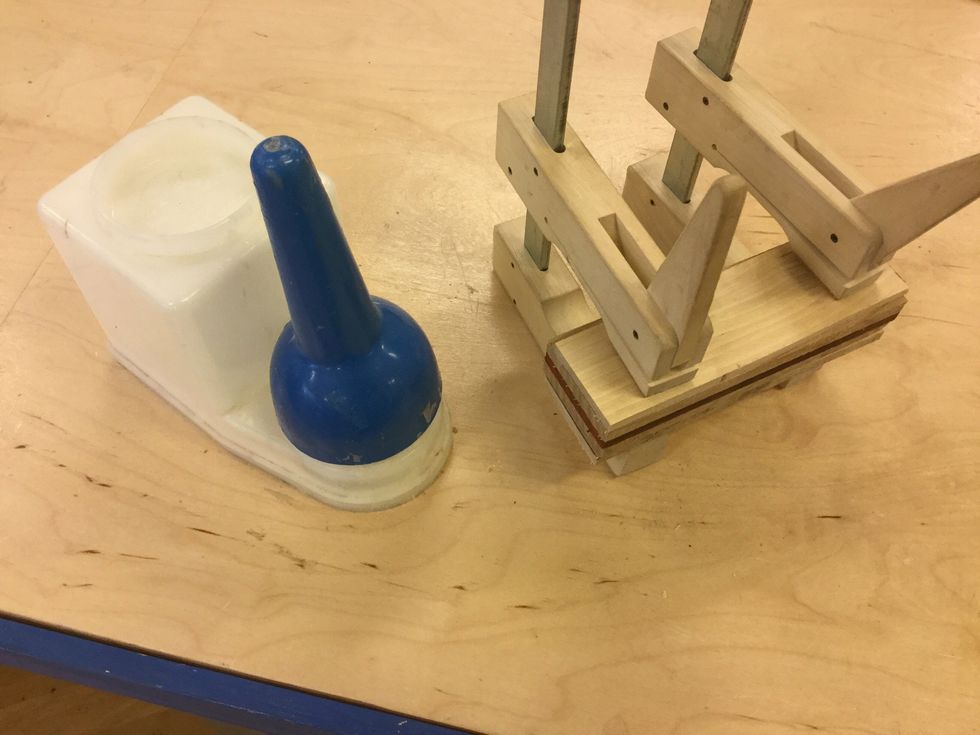 Handtag \u2022 limma ihop alla 5 bitar med tr\u00e4lim. Stryk p\u00e5 limmet \u00e4nda ut i kanterna och sp\u00e4nn med 2 tvingman eller skruvtvingar. F\u00f6rs\u00f6k f\u00e5 alla bitar s\u00e5 lika i l\u00e4ngd som m\u00f6jligt.