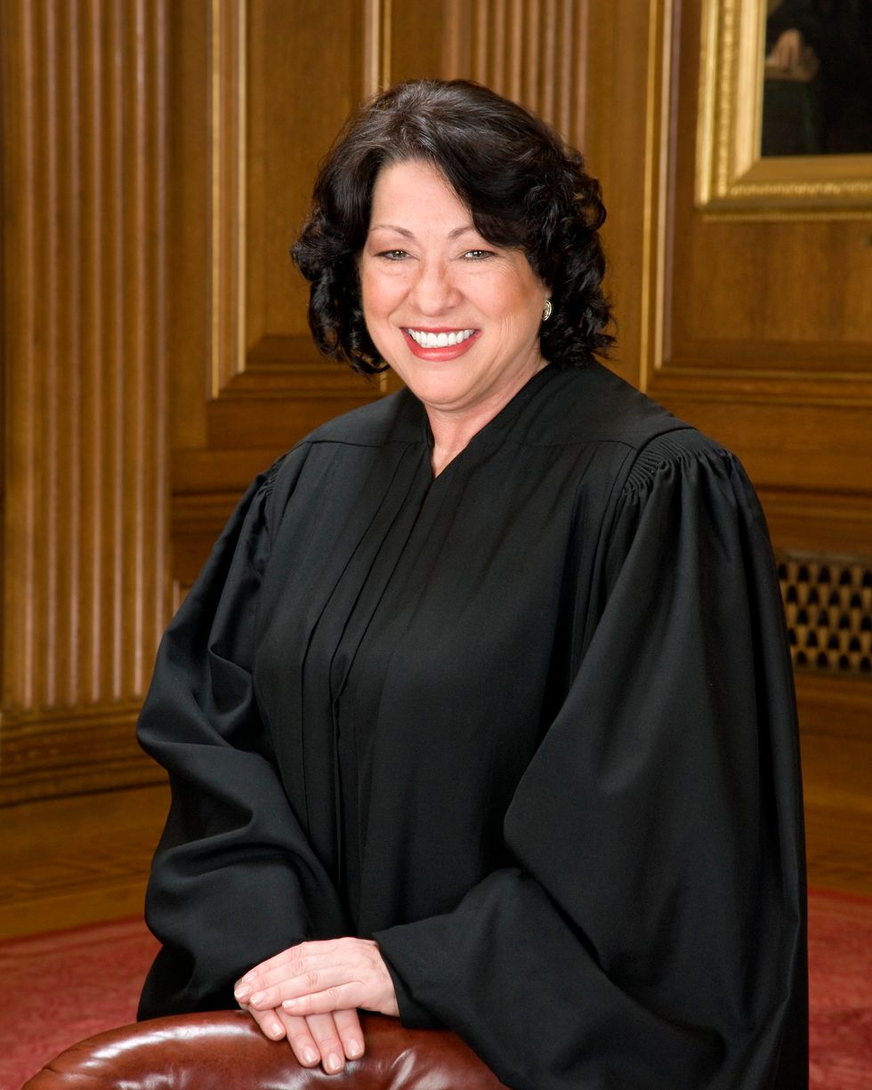 Hasta la Corte Federal tiene representaci\u00f3n hispana. La jueza Sonia Sotomayor, de ascendencia puertorrique\u00f1a, es un ejemplo indiscutible de cuan lejos puede llevarte el ser bilingue.