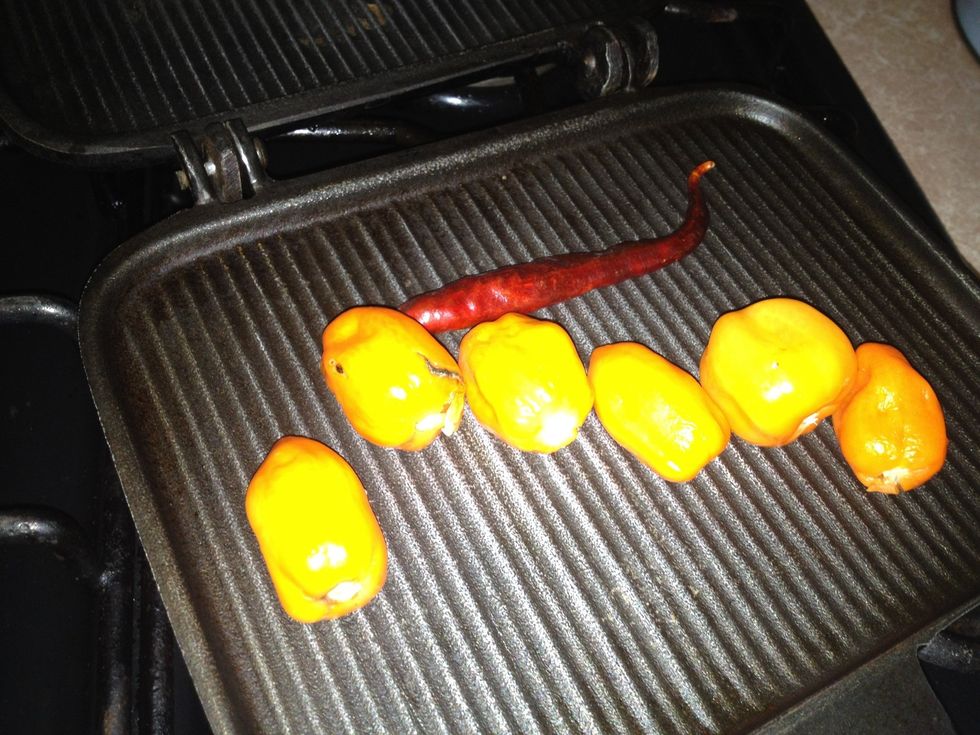 Hay que asar el Chile de \u00e1rbol y los chiles habaneros.