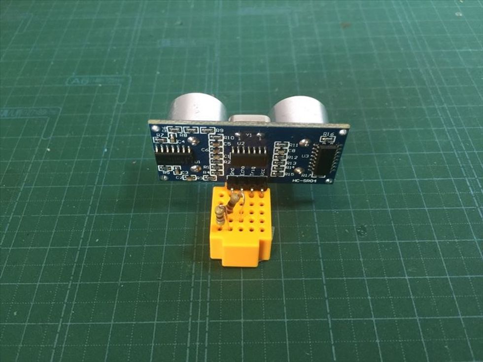 HC-SR04\u3092\u30d6\u30ec\u30c3\u30c9\u30dc\u30fc\u30c9\u306b\u523a\u3057\u3066\u304f\u3060\u3055\u3044\u3002\uff12\u3064\u306e\u62b5\u6297\u306e\u7247\u5074\u3092\u540c\u3058\u5217\u306b\u523a\u3057\u3066\u304f\u3060\u3055\u3044\u3002\u3082\u3046\u7247\u5074\u306f470\u03a9\u3092Gnd\u3001220\u03a9\u3092Echo\u306b\u3064\u306a\u304c\u308b\u3088\u3046\u306b\u523a\u3057\u3066\u304f\u3060\u3055\u3044\u3002