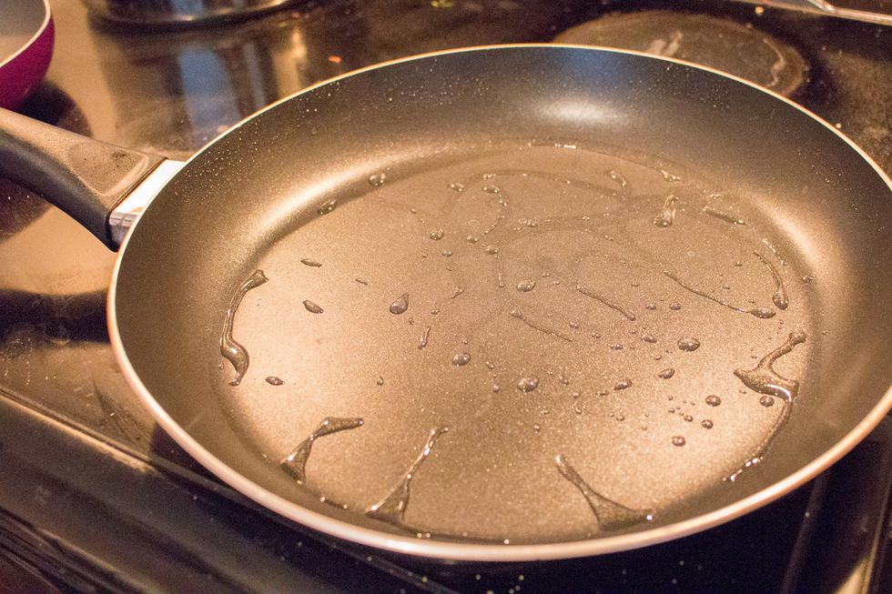 Heat a lightly oiled skillet (I used 1 tsp vegetable oil) to cook the chicken