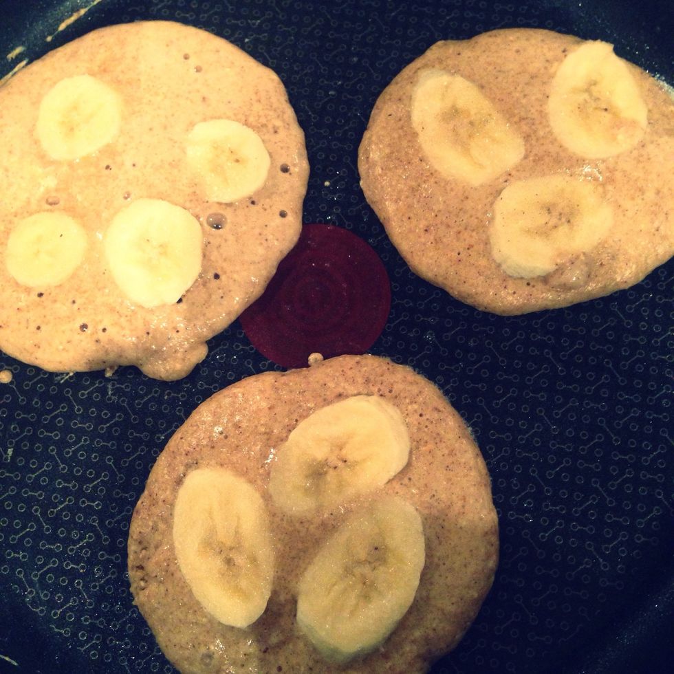 Heat a non-stick pan (medium heat). Add the mix and put banana slices on top. Sprinkle Canderell on top of the banana slices.