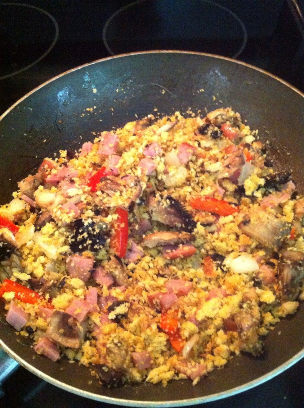 heat a pan.. add butter and olive oil.. add the mushrooms bottoms, onnions, garlic, peppers and ham... fry them slightly  add the bread ... toss  ...stufing is ready