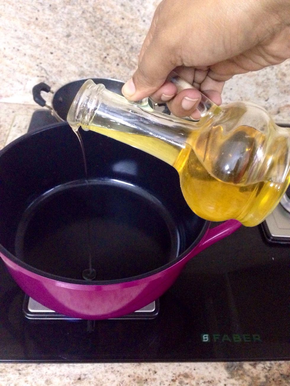 Heat a pot / wok and add 2 tbsp of sesame oil