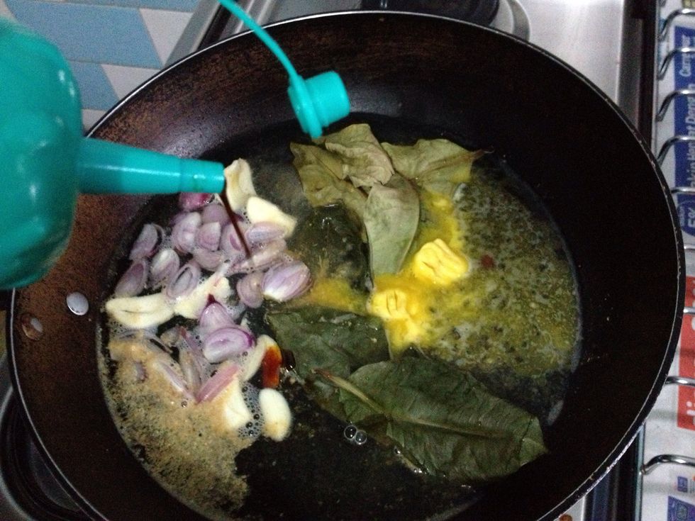 Heat a saute-pan or wok. Add in the water, 1 tbsp of margarine, the bayleaves, shallots and garlic slices. Dont forget,  add in 2 tbsp of dark soy ketchup. Without this, this dish has no 'soul' :)