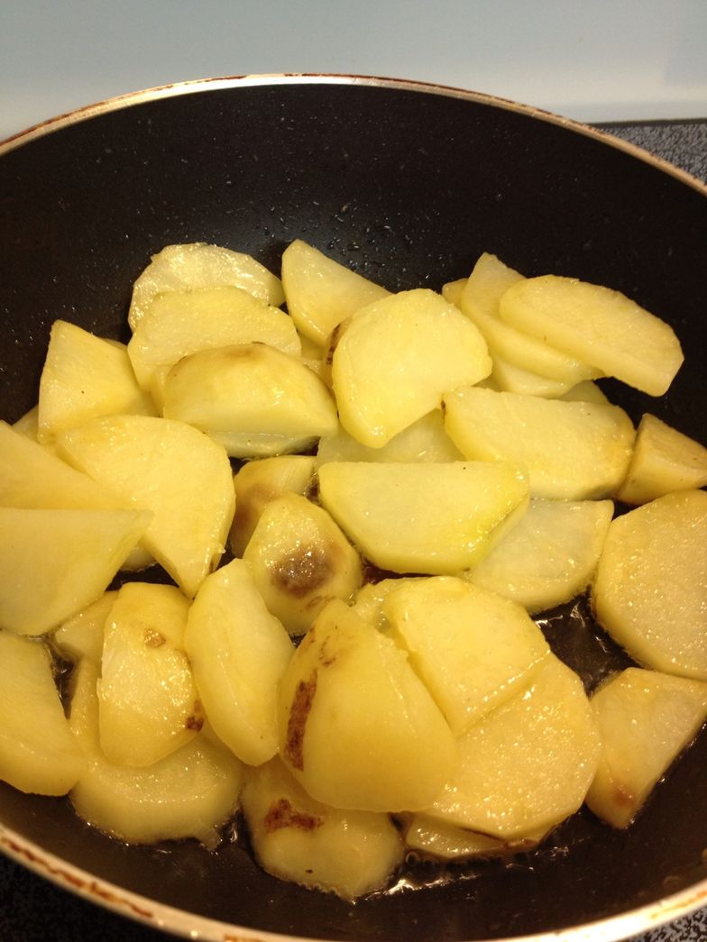 https://guides.brit.co/media-library/heat-about-2-tbsp-cooking-oil-and-saut-u00e9-potatoes-until-they-start-to-stick-to-the-bottom-of-the-pan.jpg?id=23811722&width=784&quality=85