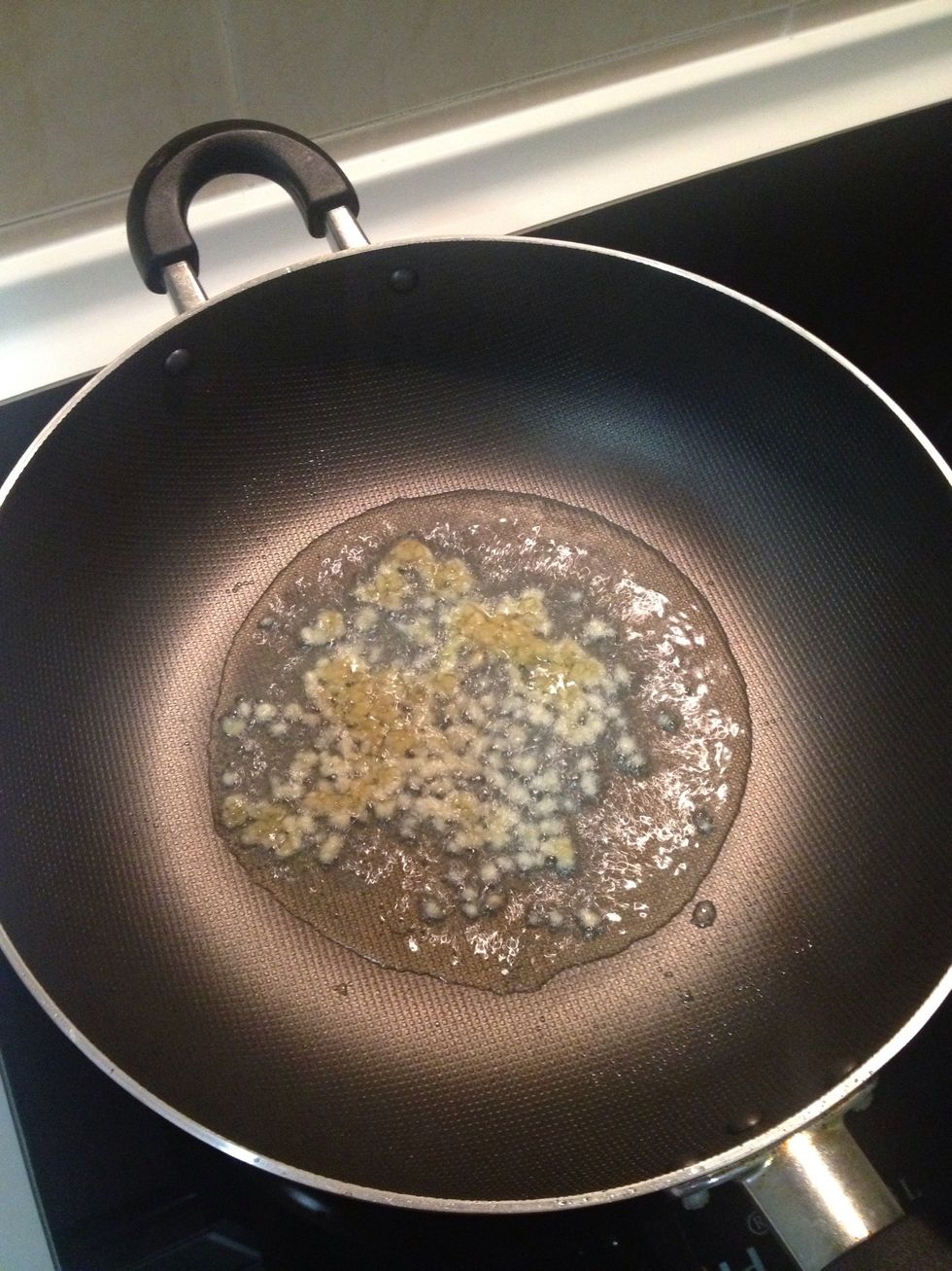 Heat cooking oil in a pan, fry minced garlic until golden brown and fragrant.