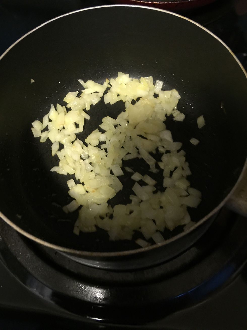 Heat oil in a pan and fry 1/2 chopped onion.